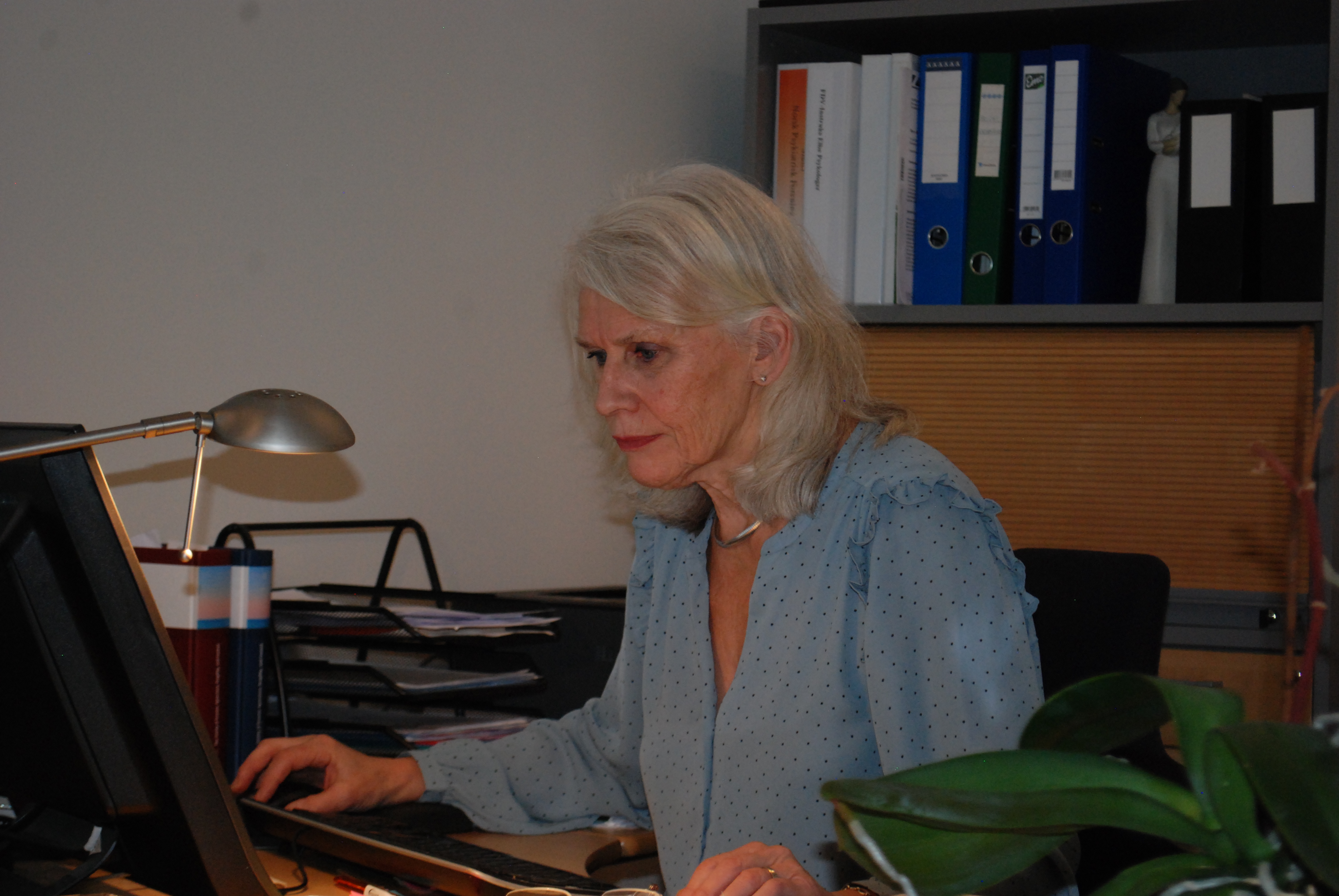Elisabeth Myrstad ved skrivebordet.