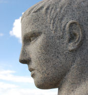 Skulptur fra Vigelandsparken av ung mann i profil.