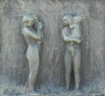 Relieff fra Vigelandsparken av to ungdommer med barn på armen som ser på hverandre.