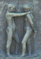 Relieff fra Vigelandsparken av to ungdommer hvor gutten holder rundt halsen til jenten.