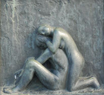 Relieff fra Vigelandsparken hvor mann sitter på bakken med kvinne som lener seg mot ryggen hans og holder hendene på hodet hans.