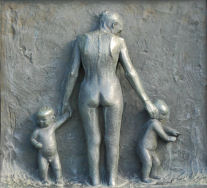 Relieff fra Vigelandsparken av mor passer på to små barn.