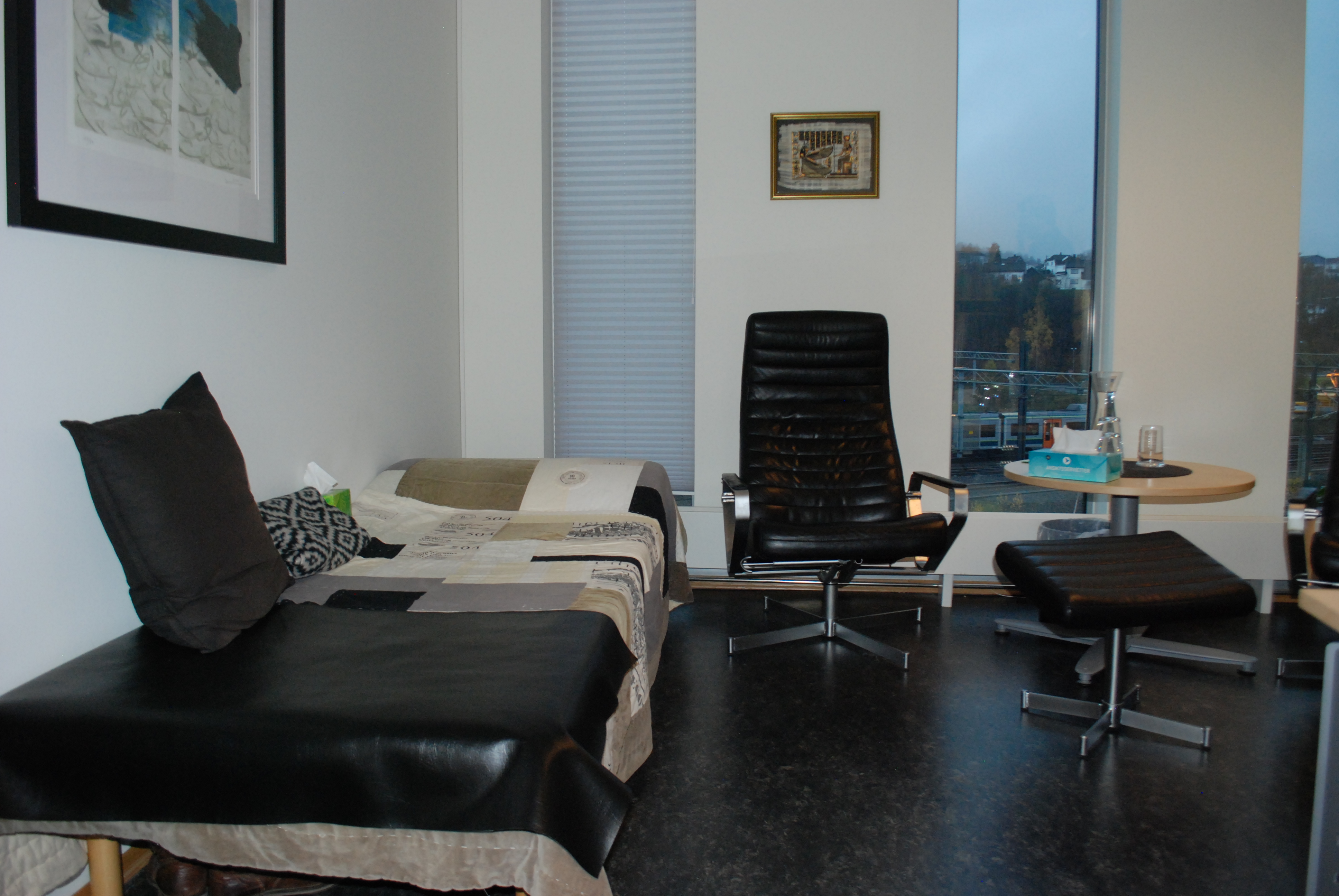 Benk , stole og lite rundt bord.