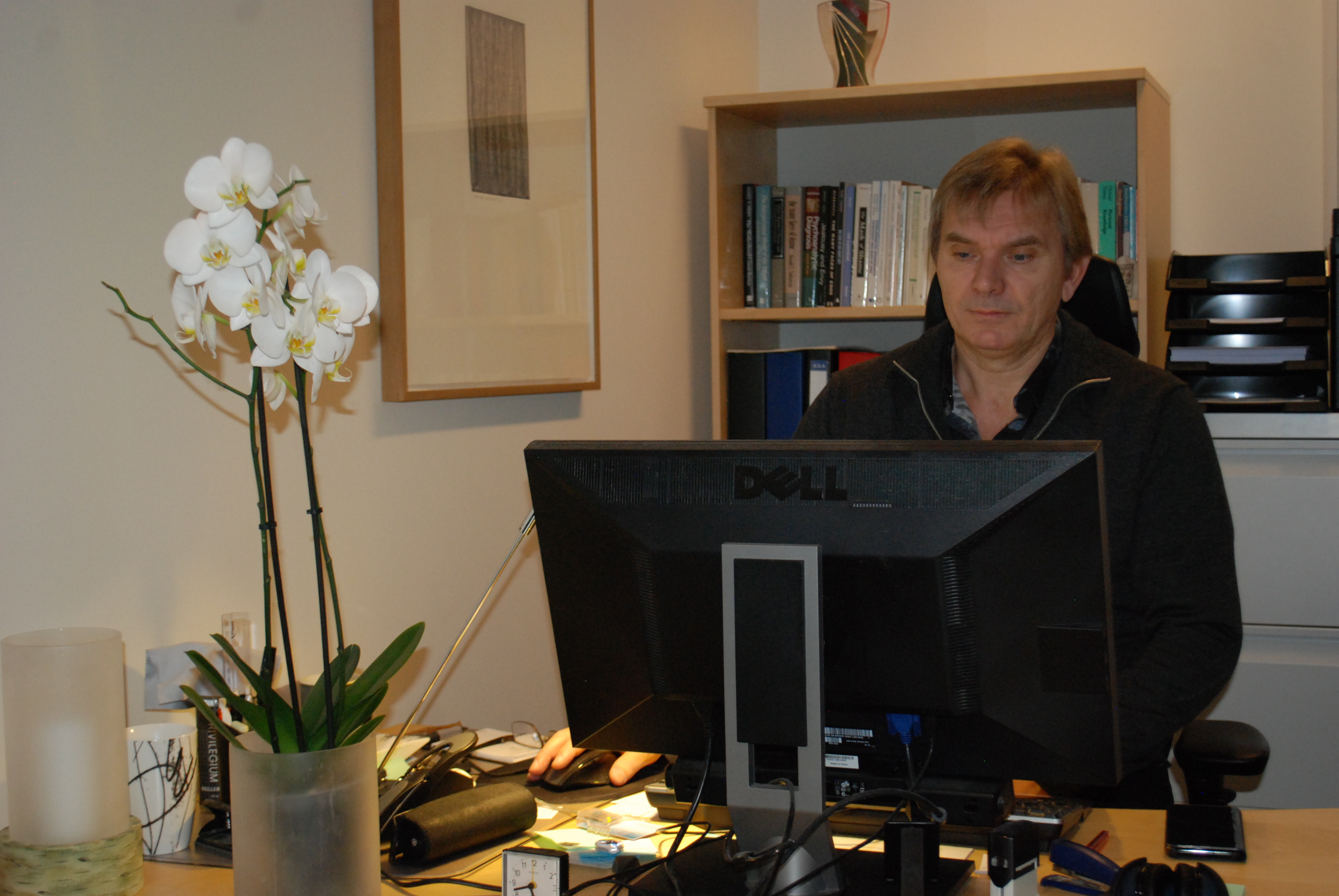 Jan Grøttum ved skrivebordet.