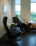 To sorte lenestoler.