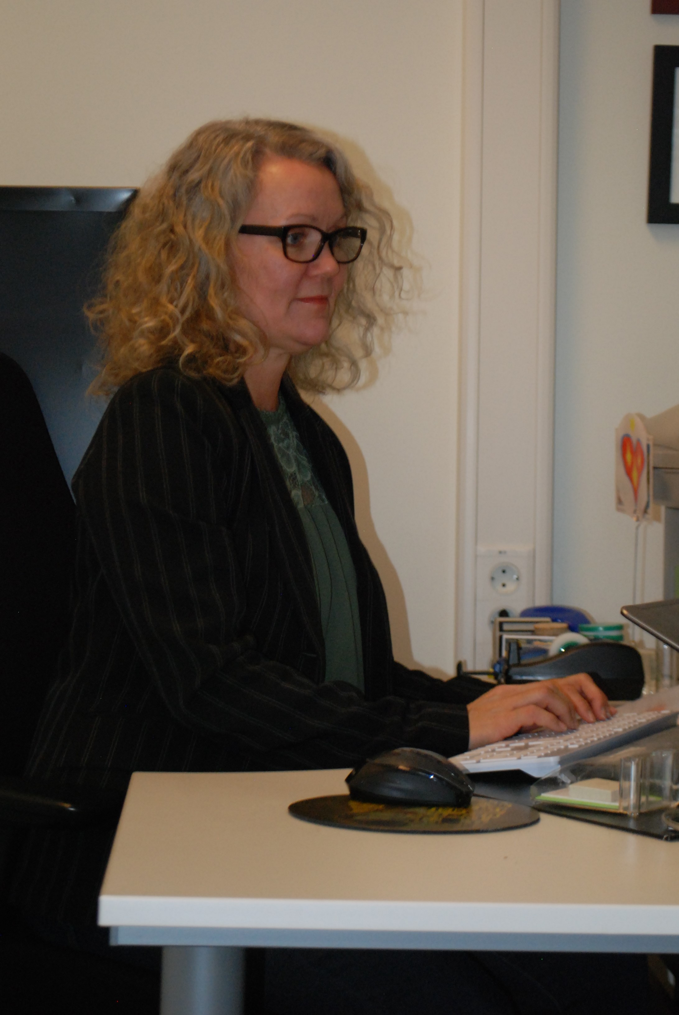 Kristin Bloom ved skrivebordet